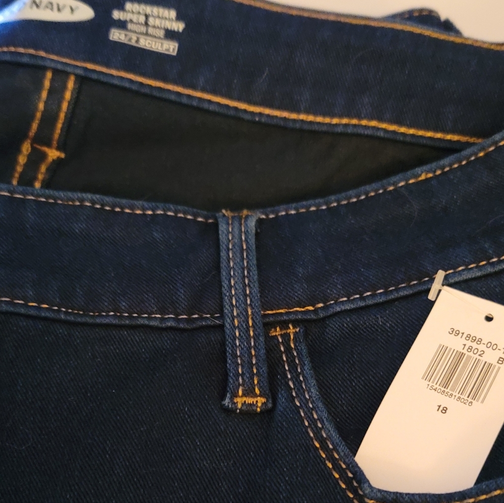 NWT Old Navy Super Skinny Size 18